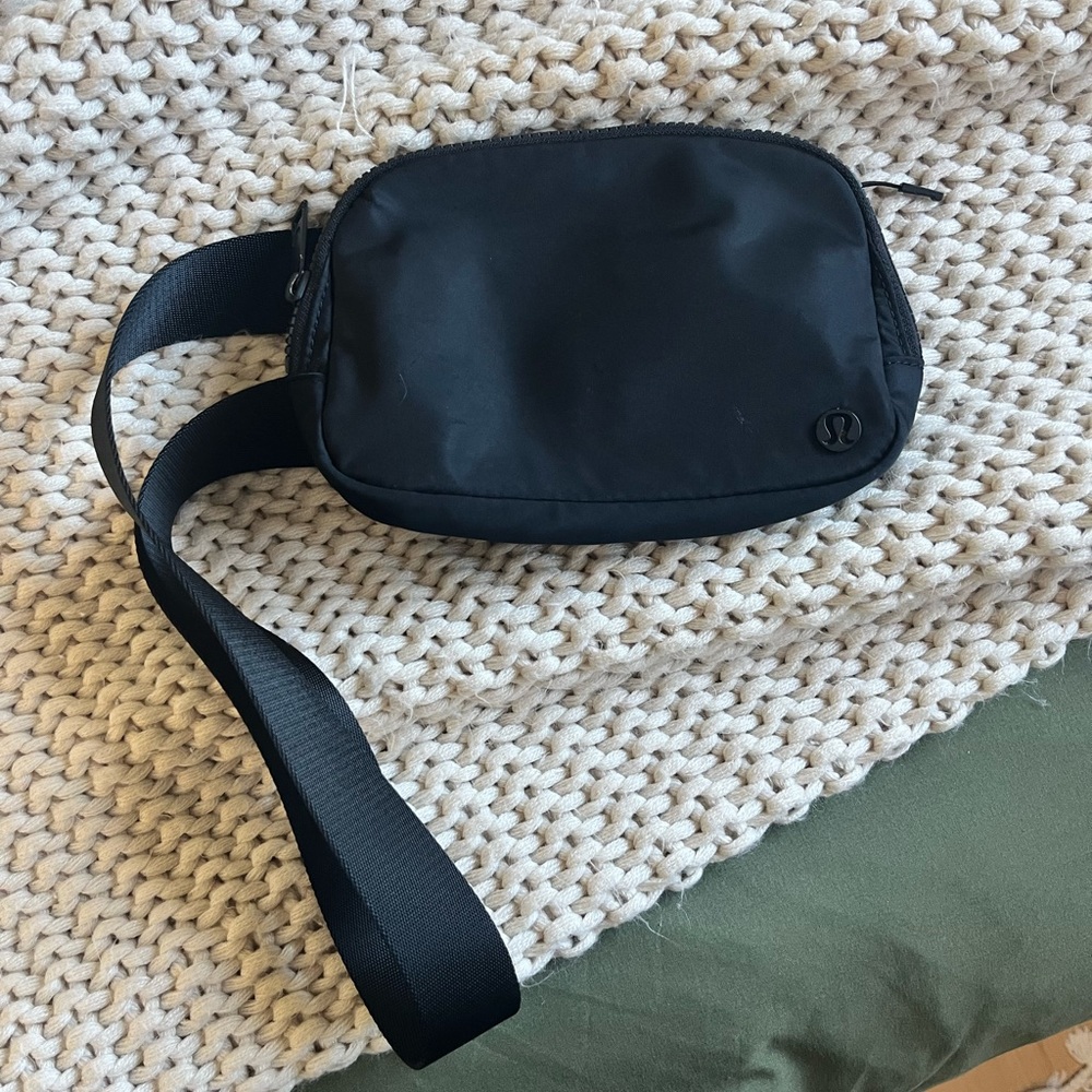 Lululemon everywhere belt bag - black